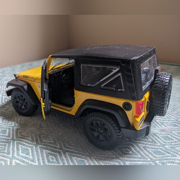 Maisto Willys Yellow Jeep Wrangler Model 2014 - Picture 4 of 10